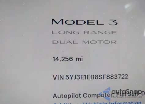 2025 Tesla Model 3 Long Range All-Wheel Drive z USA, uszkodzony, nr VIN 5YJ3E1EB8SF883722